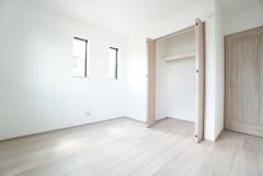 暖かい日差しが差し込む洋室。たっぷり収納できるクローゼット付きでお部屋の中をすっきりと快適に保てます。