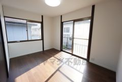 6.5帖。ナチュラルなフローリングとシンプルなクロスで、住む人のこだわりを活かす洋室＾＾クローゼットもあり荷物もすっきり片付けられ、ゆとりのある暮らしが出来ます＾＾ 