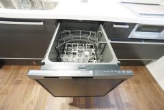 炊事時間を大幅に短縮できる食器洗浄乾燥機付き＾＾食器を洗う手間が減るので家族とのコミュニケーションの時間や自分の時間が増えますね。