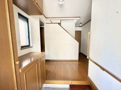 採光も考えられた明るい玄関です。たっぷり収納できるシューズボックス付きなので、家族全員の靴がきれいに整頓できます。 