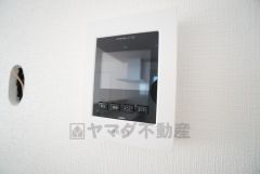 防犯はもちろん、セールスマン対策にもなるモニター付きインターホンです。 来訪者の顔が見えるので安心ですね＾＾