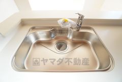 大きなお鍋も楽々洗える幅の広いシンクです＾＾ステンレスシンクなので簡単にお掃除できますよ。洗剤やスポンジもすっきりできる収納付き。