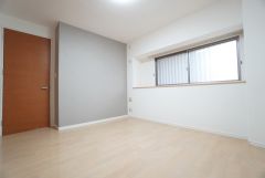 7帖。主寝室としてお使いいただけそうなこちらのお部屋は、日当たりが良く、爽やかな風を感じて起きる朝は、快適生活の始まりに。