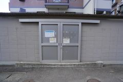 居住者専用ゴミステーション。雨風をしのげる設計で、お部屋をいつでもスッキリと保つための嬉しい設備です。 