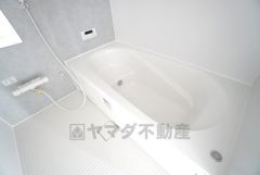 1日の疲れを癒すくつろぎのバスルーム。足を伸ばしてもゆったりと入れるサイズです。お子様と一緒にお風呂に入っても狭くないですね^^