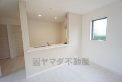 窓から光が差し込む明るいダイニングです＾＾