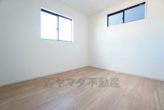 2面採光を確保した明るい室内は、風通しも良く、大変居心地の良い空間となっております。日当たりがよく、子供部屋としての利用もおすすめ。