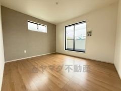 主寝室としてお使いいただけそうなこちらのお部屋は、日当たりが良く、爽やかな風を感じて起きる朝は、快適生活の始まりに。