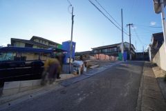 現地（2026年1月）撮影。 前面道路は北側約4ｍ公道、東側約4.1ｍ公道に面しています＾＾徒歩10分圏内にはスーパー、コンビニ、ドラッグストア、公園など。周辺環境充実＾＾