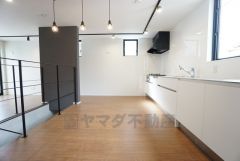 窓から光が差し込む明るいダイニングです＾＾