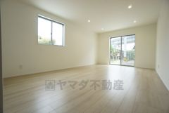 大きな掃き出し窓のあるリビングは、陽光あふれる明るい空間です。ゆったりと寛げる憩いの場となりそうです。