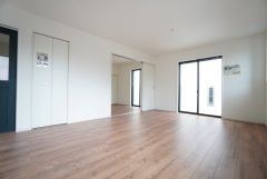 対面式キッチンを中心としたリビングダイニング。隣接する洋室と合わせると22帖以上の大空間になります。