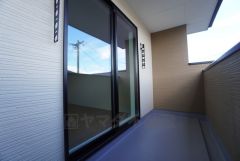 バルコニー2か所あり。 天気のいい日にはお布団もまとめて干せそうですね＾＾日当たり、風通し良好です。