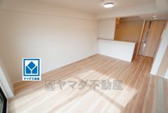 家族が集まる開放的なリビング。思い思いの時間を過ごしたり食事をしたり、素敵な団らんの場になりますね。