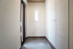 壁一面に設けた大容量の収納は実用性と機能性を兼ね備えています。急な来客でも、いつも整頓された玄関でお出迎えができます。