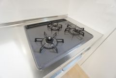複数の調理を一度に行うことができる3口コンロ。効率よくお料理が出来ます。毎日のお料理も楽しくなりますね＾＾
