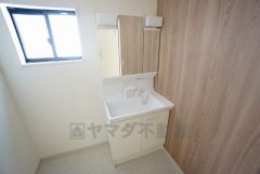 三面鏡裏収納付き洗面化粧台です＾＾ 歯磨きセットやスキンケア用品などの収納に便利ですね。 ランドリースペース上部には窓も付いており換気に便利です＾＾