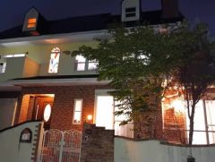 暗くなってから光が映える住宅です。子育てに優しい落ち着いた住環境。