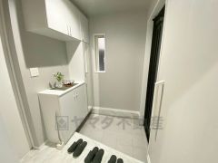 ご家族の靴をスッキリと片付けられるシューズボックス付きの玄関です＾＾スッキリと片付いた玄関は気持ちがいいです。