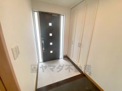 ご家族の靴をスッキリと片付けられるシューズボックス付きの玄関です＾＾スッキリと片付いた玄関は気持ちがいいです。 