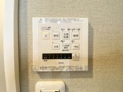 浴室暖房乾燥機には、暖房、乾燥、涼風、換気の4つの機能が付いています。タイマー付きです。換気・雨の日の洗濯も安心です＾＾