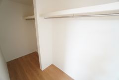 洋室にはハンガーパイプ付きのウォークインクローゼットが設けられています。たっぷり収納できるので衣替えの心配もいりませんね＾＾