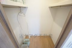 収納力豊富なウォークインクローゼット付き。洋服や小物などを1箇所にまとめて美しい収納を実現します。