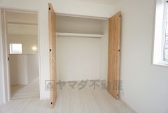 洋室にはハンガーパイプ付きのクローゼットが設けられています。たっぷり収納できるので衣替えの心配もいりませんね＾＾全居室収納付き＾＾