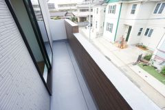 陽当たりの良いバルコニーです。お洗濯やお布団干しはもちろん、日光浴スペースにも＾＾足元は防水工事施工済です。