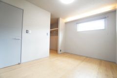 ご夫婦お二人のプライベートシーンを演出する寝室は、大容量のウォークインクローゼット付き。バルコニーに面しており、明るい陽射しが差し込みます。