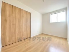 5帖洋室。住む人のこだわりを活かす洋室＾＾広めのクローゼットもあり荷物もすっきり片付けられ、ゆとりのある暮らしが出来ます＾＾