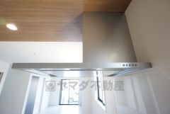 コンロ上には換気扇完備＾＾すぐ横に小窓が設けられているので、換気扇と合わせてWで換気できます＾＾