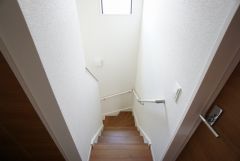 同仕様写真。段数を通常より1段多く段差を低く設定し、より安全な階段を追求しました。勾配も緩やかに設計されており、安全性も重視。