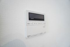 キッチン横からお湯張り、追い炊き、足し湯がボタン一つで楽々操作できる給湯機リモコンです。忙しい夕飯準備の時間帯に重宝しますね。