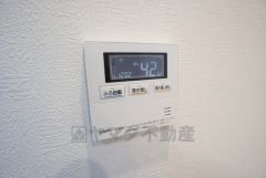 キッチン横からお湯張り、追い炊き、温度調節がボタンで楽々操作できる給湯器リモコンです＾＾忙しい夕飯の準備の時間帯に重宝しますね＾＾