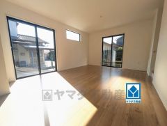 大きな掃き出し窓のあるリビングは、陽光あふれる明るい空間です。ゆったりと寛げる憩いの場となりそうです。