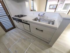 対面式キッチンなのでリビングにいるご家族とコミュニケーションを取りながら洗い物や、お料理が楽しめそうですね＾＾