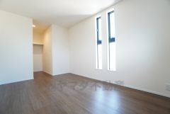 奥行きのあるゆったりとした洋室。大きな窓から自然光が差し込み、明るく心地よい空間が広がります。奥には収納スペースも備え、機能性と快適さを兼ね備えたお部屋です＾＾