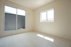 2面採光を確保した明るい室内は、風通しも良く、大変居心地の良い空間となっております。日当たりがよく、子供部屋としての利用もおすすめ。