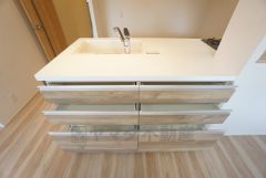 家族のコミュニケーションがとりやすい対面キッチン。スライド式の収納付き。