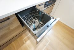 食事の後の手間を解消する食器洗い乾燥機付。冬場の洗い物で手荒れの悩みもなくなります。手洗いよりも節約できて便利。