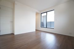 7.2帖洋室。主寝室としてお使いいただけそうなこちらのお部屋は、日当たりが良く、爽やかな風を感じて起きる朝は、快適生活の始まりに。