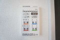 浴室暖房乾燥機には、暖房、乾燥、涼風、換気の4つの機能が付いています。タイマー付きです。換気・雨の日の洗濯も安心です＾＾