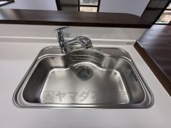 大きなお鍋も楽々洗える幅の広いシンクです＾＾ステンレスシンクなので簡単にお掃除できますよ。洗剤やスポンジもすっきりできる収納付き。