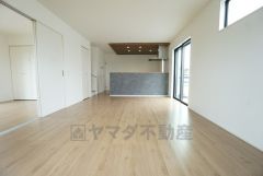 キッチン上部は折下げ天井でお洒落な空間＾＾窓から光が差し込む明るいダイニングです＾＾