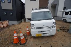  2号棟。 駐車スペースは2台分を確保（車種による）。マイカー用に、お客さま用に、余裕を持ってご利用いただけます。