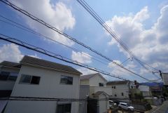 目の前に日差しを遮る建物がないので、日当たり＆風通し良好です＾＾心地よい自然の光や風を感じることができ、ほどよく開放感のある空間がつくれます。