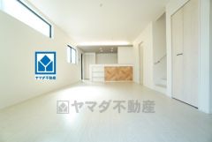 家族が集まる開放的なリビング。思い思いの時間を過ごしたり食事をしたり、素敵な団らんの場になりますね。