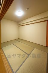 リビング隣には、ホッとできる和室を用意。客間としてはもちろん、お子様のお昼寝スペースや書斎としても活躍してくれそうです＾＾ 