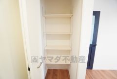 キッチン横に広々としたパントリー付き＾＾洗面室にも近く、食料品だけでなく日用品などの収納にも＾＾